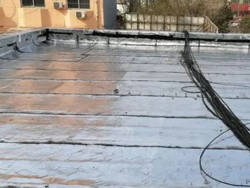 烟台卫生间漏水维修公司分享下烟台屋面楼顶防水刚性防水层施工要点。